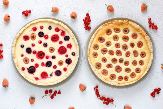 Tarte tarte aux baies estivale fait maison, différentes baies, framboise dorée, mûre, cassis, framboise et cassis, vue de dessus