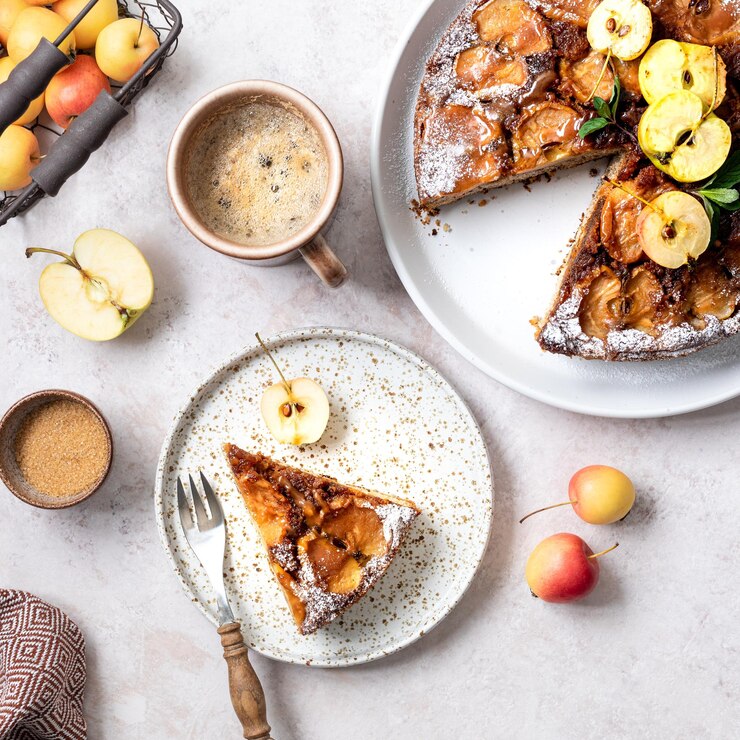 Tarte tatin maison aux pommes et aux noix sur fond beige Mise au point sélective de la tarte aux pommes française