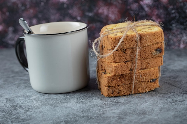 Tarte en tranches servie avec une tasse de boisson.