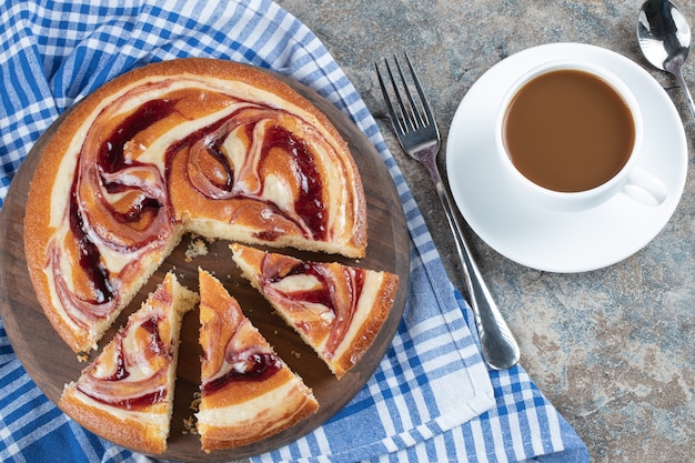 Une tarte à la vanille sucrée avec une tasse de café