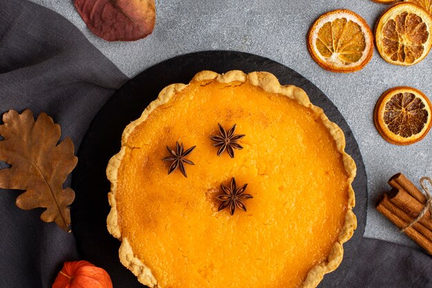 Tarte vue de dessus et tranches de citron séchées