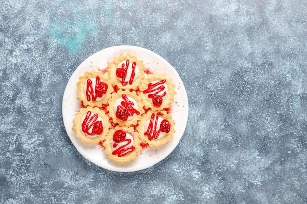 Photo gratuite tartelettes fourrées de chocolat blanc et de confiture de baies sur le dessus.