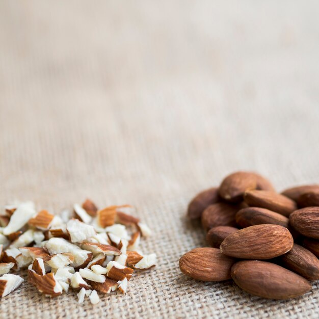 Tas d&#39;amandes entières et hachées