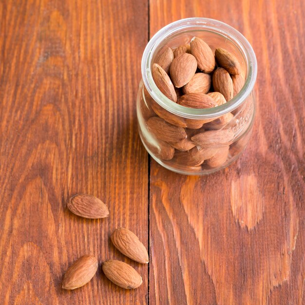 Tas d&#39;amandes à l&#39;intérieur d&#39;un pot