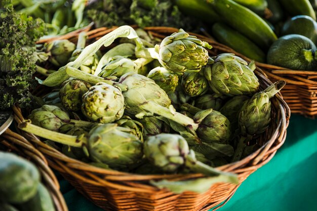 Tas d&#39;artichauts exposés au marché des agriculteurs