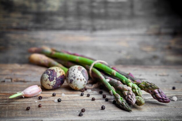 Un tas d'asperges sur un fond en bois foncé. vue de côté.