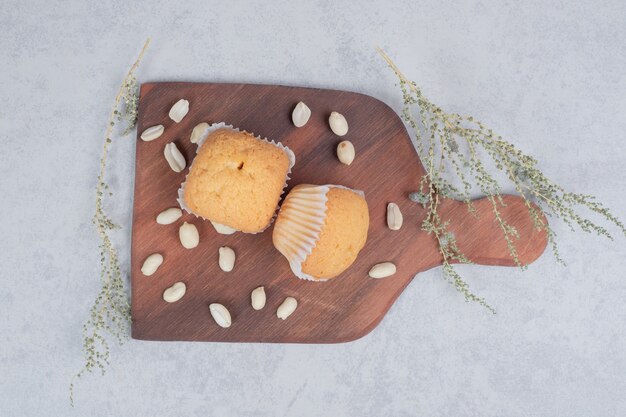 Tas de biscuits mous aux noix de cajou sur planche de bois. Photo de haute qualité