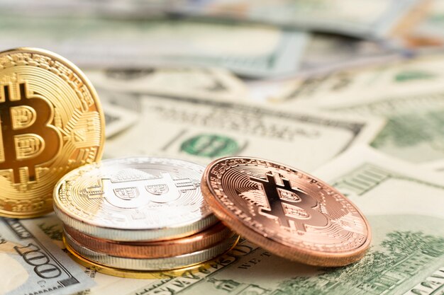 Tas de bitcoins au-dessus des billets en dollars