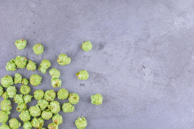 Un tas de bonbons au pop-corn s'est répandu sur fond de marbre. photo de haute qualité