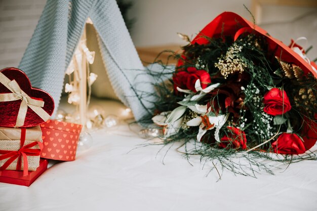 Tas de cadeaux et de fleurs