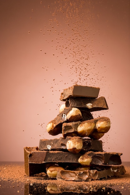 Tas de chocolat cassé sur table contre brown studio background