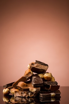 Tas de chocolat cassé sur table contre brown studio background
