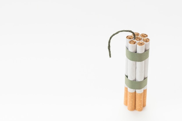 Tas de cigarettes avec mèche sur fond blanc