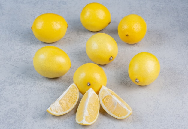 Tas de citron frais jaune sur fond gris.