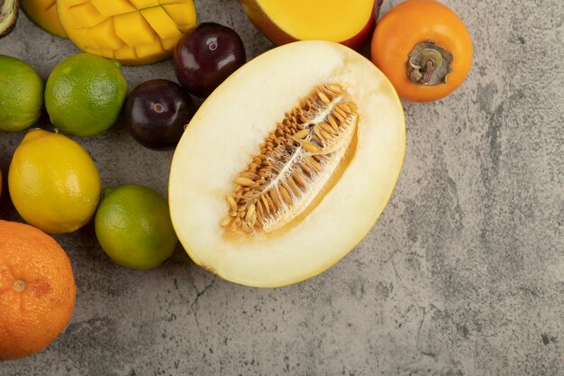 Tas de composition de fruits entiers frais sur une surface en marbre.