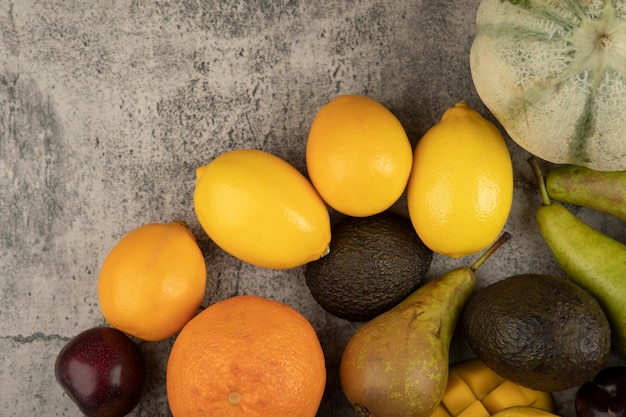 Tas de composition de fruits entiers frais sur une surface en marbre.