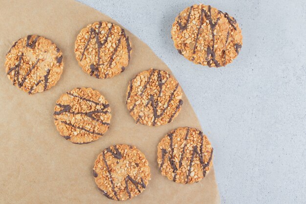 Tas de cookies regroupés sur fond de marbre.