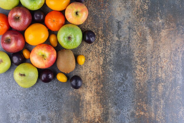 Tas de délicieux fruits juteux placés sur une table en marbre.