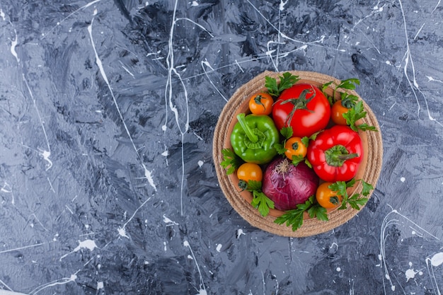 Tas de délicieux légumes frais sains dans un bol en argile.