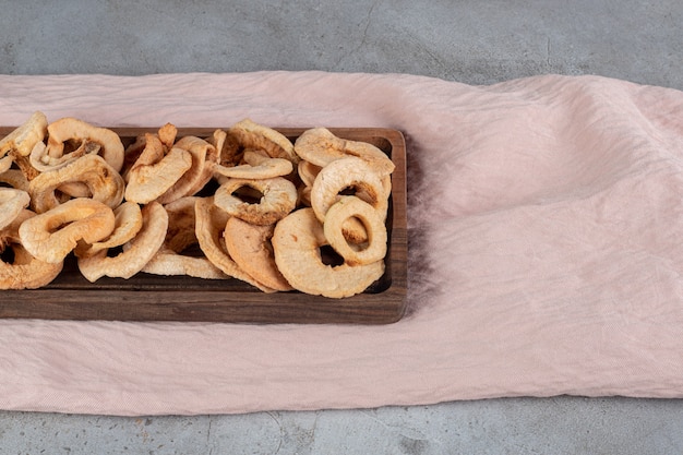 Tas d'écorce de pomme frite sur nappe sur une surface en marbre