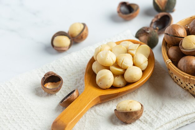 Tas de graines crues de macadamia