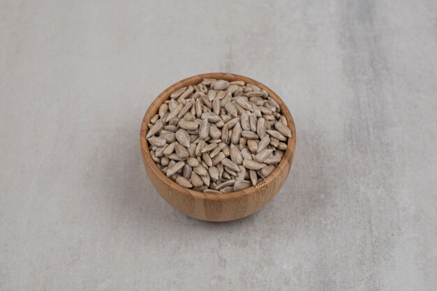 Tas de graines de tournesol dans un bol en bois.