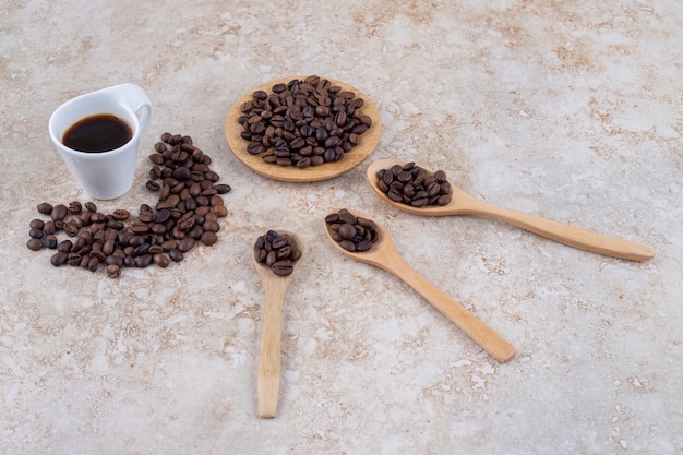 Des tas de grains de café et une tasse de café