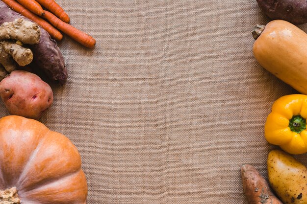 Des tas de légumes assortis