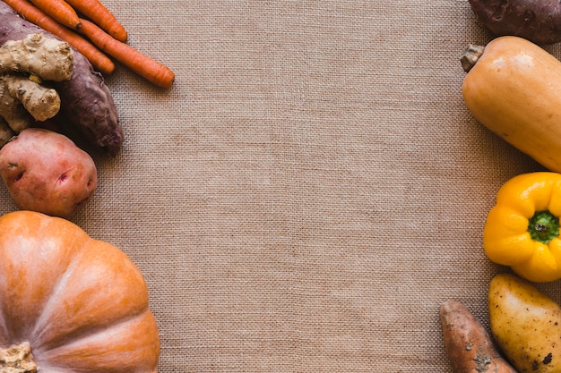 Des tas de légumes assortis