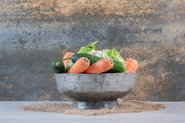 Tas de légumes crus dans un bol classique. Photo de haute qualité