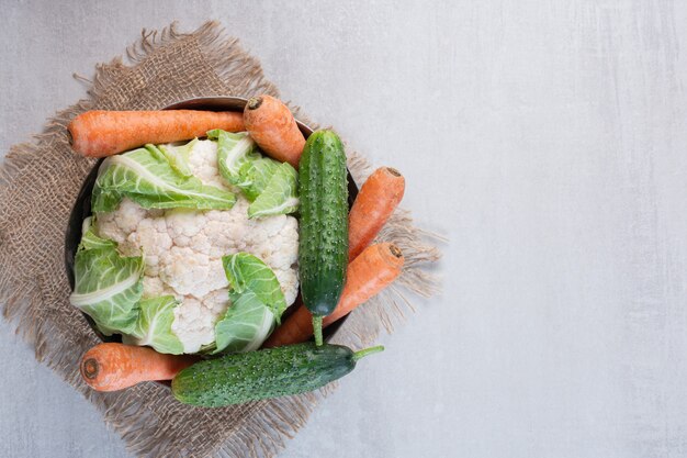 Tas de légumes crus dans un bol classique. Photo de haute qualité