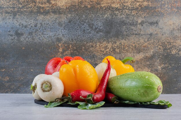 Tas de légumes crus sur table en pierre. Photo de haute qualité