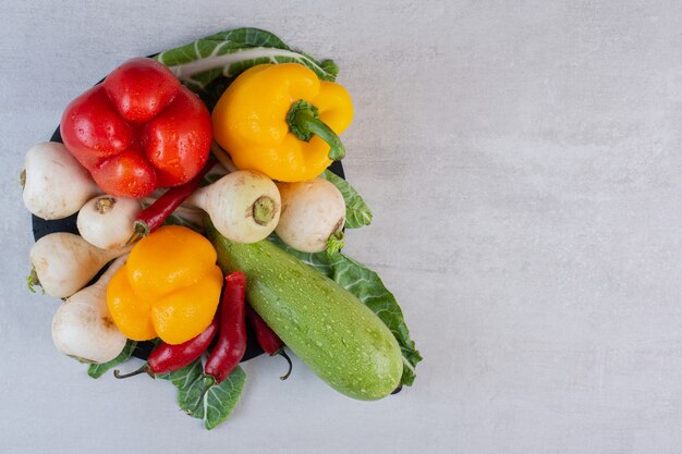 Tas de légumes crus sur table en pierre. Photo de haute qualité