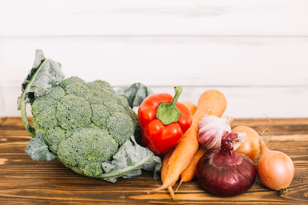 Photo gratuite tas de légumes crus sur la table