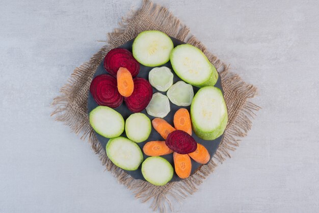 Tas de légumes crus tranchés sur pièce en bois. Photo de haute qualité