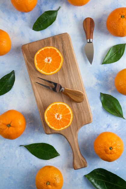 Tas de mandarines. Entier ou à moitié coupé. Verticale