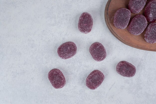 Tas de marmelades sucrées sur fond gris.