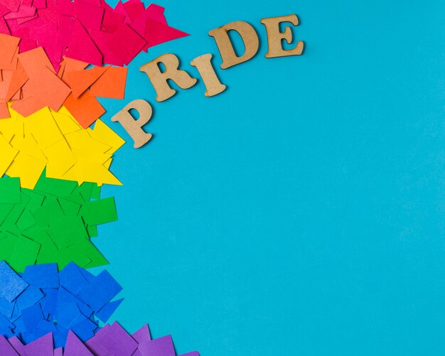 Des tas de papier aux couleurs vives LGBT et au mot fierté