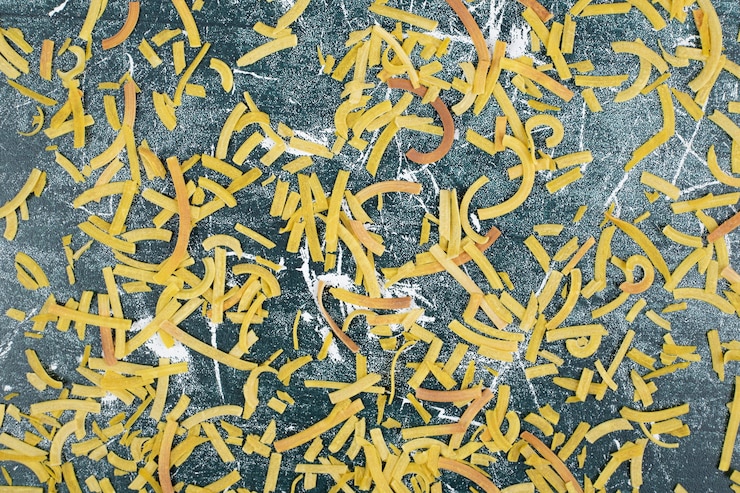 Photo gratuit tas de pâtes crues sur fond bleu. photo de haute qualité
