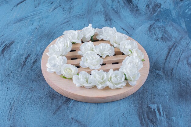 Tas de petites fleurs blanches posées sur bleu.