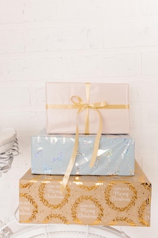 Tas de pile de coffrets cadeaux, emballés dans du papier cadeau, sur fond blanc, concept de noël, photo