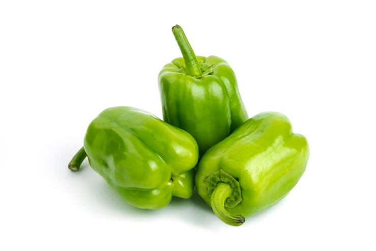 Photo gratuit tas de poivrons verts frais isolés