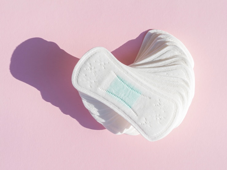 Photo gratuit tas de serviettes hygiéniques propres quotidiennes sur fond rose