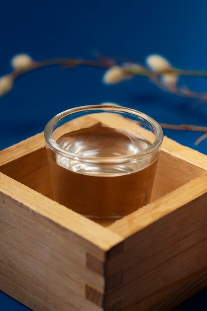 Tasse à angle élevé avec boisson au saké