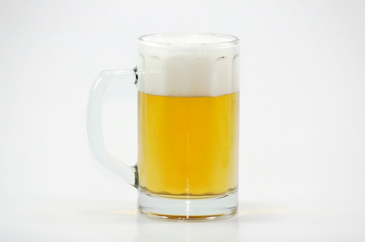 Photo gratuit tasse de bière avec de la mousse