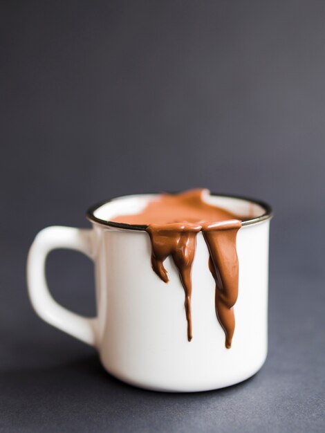 Tasse blanche au chocolat chaud