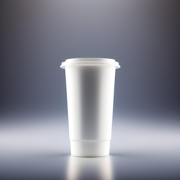 Une tasse blanche avec un couvercle en plastique qui dit café dessus