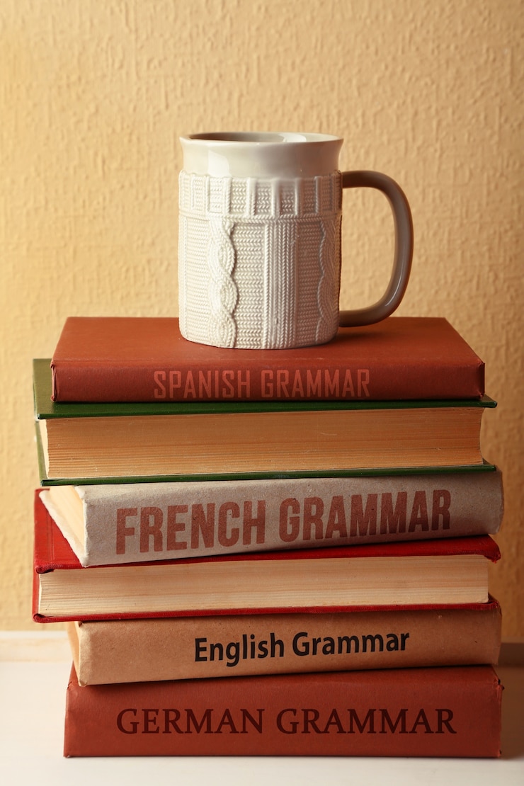 Photo gratuit tasse blanche sur les livres de grammaire