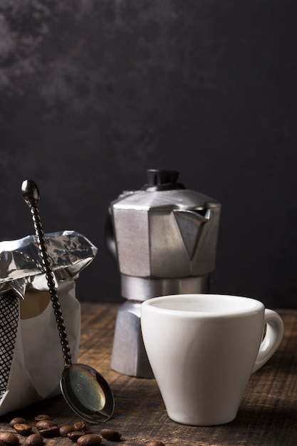 Tasse blanche pour café chaud et moulin