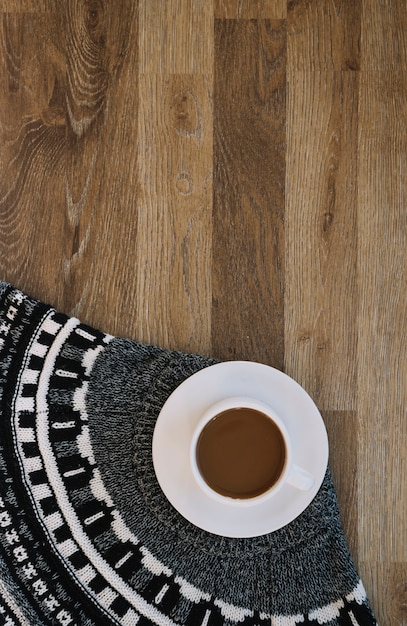 Tasse de boisson sur pull